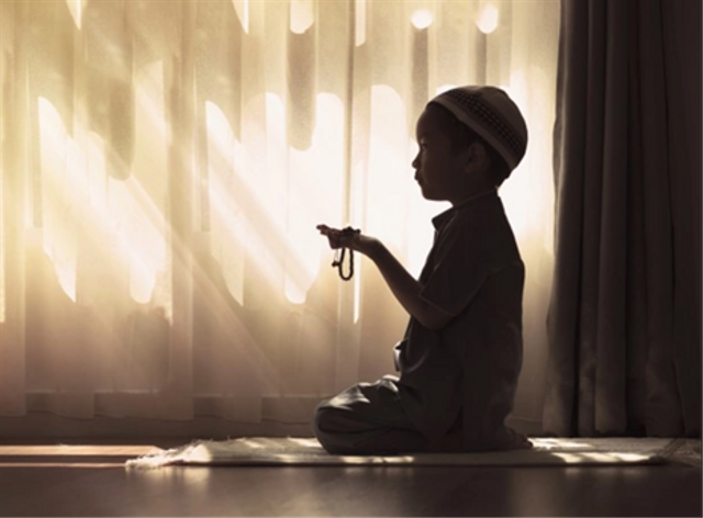 Ilustrasi anak berdoa agar pintar dalam semua pelajaran sekolah. Sumber: www.freepik.com