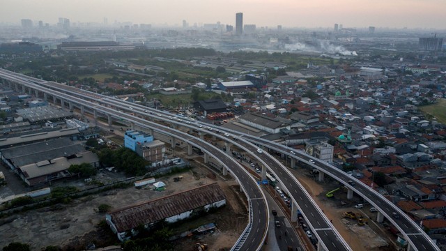 Foto udara sejumlah kendaraan melintas di jalan Tol Pulo Gebang-Kelapa Gading yang sedang di uji coba secara gratis, Cakung, Jakarta, Senin (23/8/2021). Foto: Fakhri Hermansyah/ANTARA FOTO