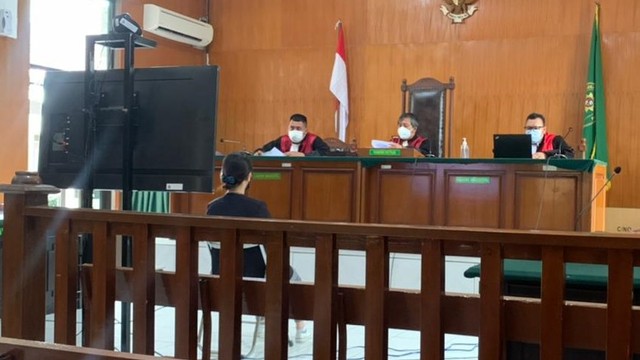 V, istri di Karawang yang dituntut 1 tahun penjara gara-gara marahin suami mabuk. Foto: Dok. Istimewa