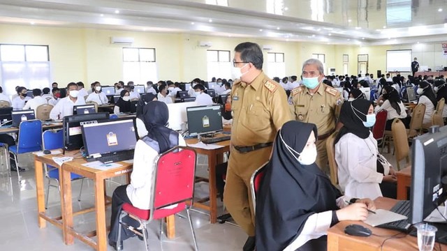 Sekretaris Provinsi Sulawesi Barat Muhammad Idris didampingi Kepala BKD Sulawesi Barat Zulkifli Manggazali saat memantau pelaksanaan tes SKD CPNS, Selasa (14/10/2021). Foto: Dok. Pemprov Sulbar