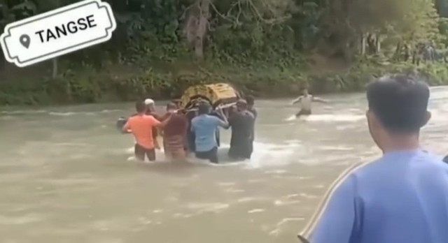 Video menampilkan warga Aceh menggotong jenazah ke pemakaman dengan mengarungi sungai berair deras viral di media sosial. Foto: Tangkapan layar IG @rakanbandaaceh