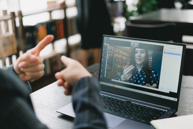 Ilustrasi video call laptop. Foto: Pexels
