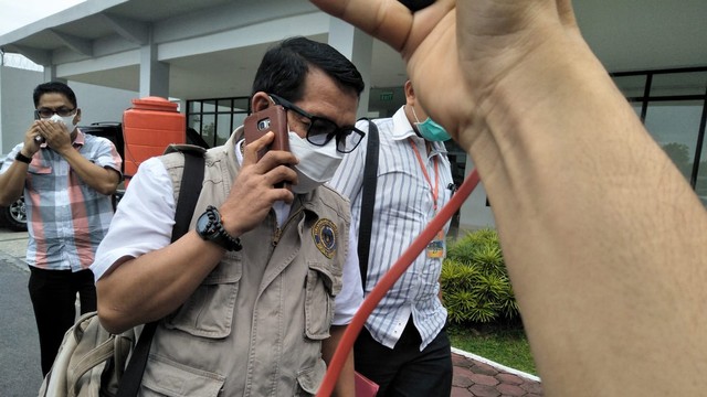 DEKAN FISIP Universitas Riau, Syafri Harto, saat keluar dari ruang pemeriksaan usai diperiksa sebagai terlapor selama 5 jam di Mapolda Riau, pekan lalu. (FOTO: SELASAR RIAU/DEFRI CANDRA)