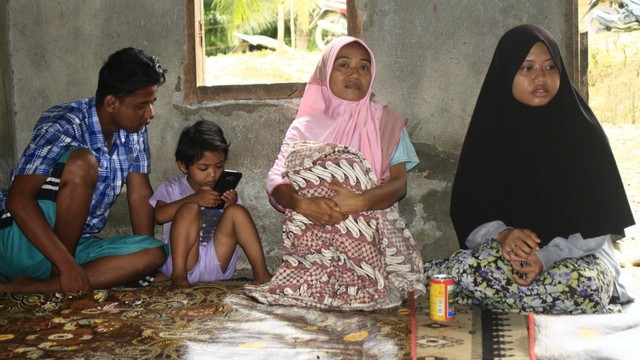 Nur Hidayati dan anak-anaknya. Foto: Siti Aisyah/acehkini