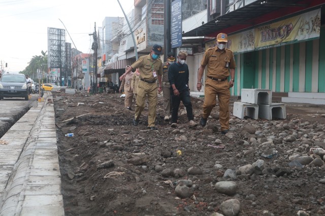 Sekretaris Daerah (Sekda) Kota Tegal, Johardi dan beberapa Kepala OPD terkait meninjau percepatan pekerjaan di Jl. Ahmad Yani. (foto istimewa)
