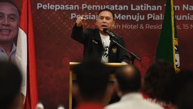 Ketua Umum PSSI Mochamad Iriawan memberikan arahan kepada pemain Timnas U-18 saat pelepasan Pemusatan Latihan Timnas U-18 di Jakarta, Senin (15/11).  Foto: Hafidz Mubarak A/ANTARA FOTO
