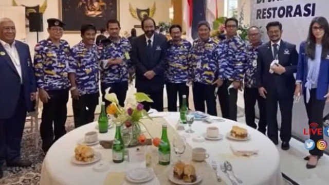 Pejabat Kementan mengenakan seragam di acara ulang tahun Partai Nasdem. Foto: Youtube/Komisi IV DPR RI