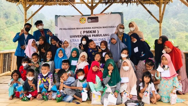foto bersama tim dan anak-anak taman baca (foto dari tim mahasiswa)