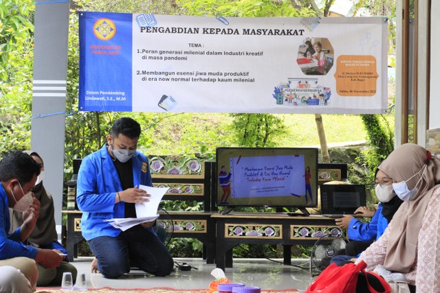 Meningkatkan Kreativitas Karang Taruna At-taqwa Dengan Kerajinan Tangan (1)