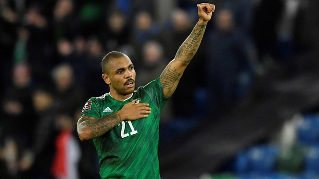 Pemain Irlandia Utara Josh Magennis melakukan selebrasi usai pertandingan melawan Italia di Kualifikasi UEFA Grup C di Windsor Park, Belfast, Irlandia Utara. Foto: Clodagh Kilcoyne/Reuters
