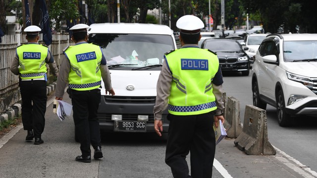 Petugas kepolisian memberhentikan kendaraan yang memasuki jalur khusus Transjakarta saat Operasi Zebra Jaya 2021 di Jalan Arteri Pondok Indah, Jakarta Foto: ANTARA FOTO/Hafidz Mubarak A