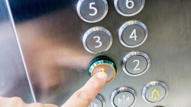 Ilustrasi tombol lift atau elevator. Foto: Shutterstock