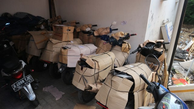 Angkut sepeda motor lewat perusahaan ekspedisi saat mudik. Foto: Ghulam Muhammad Nayazri / kumparanOTO