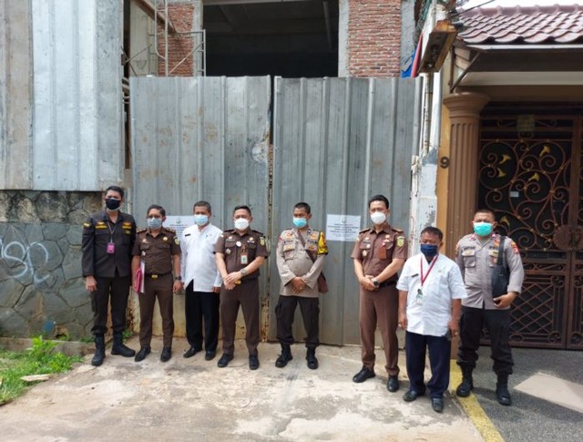 Penyidik Kejati Sultra saat menyitas rumah dan tanah milik Direktur PT Toshida. Foto: Dok Istimewa.