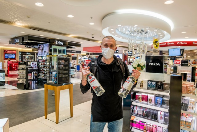 Ilustrasi turis asing membawa minuman keras (miras). Foto: Shutterstock