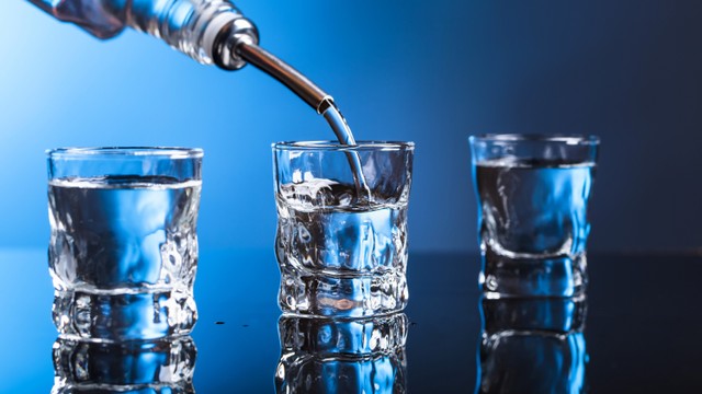 Ilustrasi menuang minuman keras (miras). Foto: Shutterstock