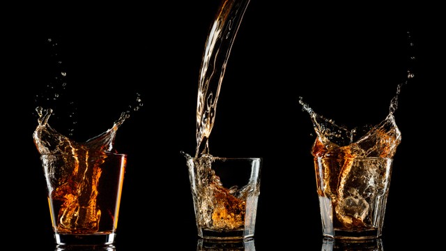 Ilustrasi menuang minuman keras (miras). Foto: Shutterstock