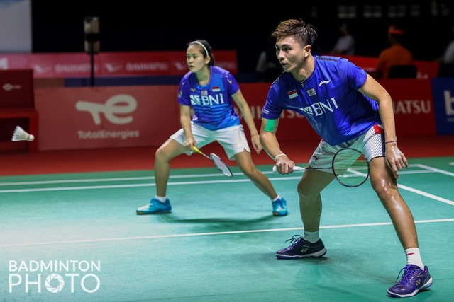 Ganda campuran Indonesia Zachariah Joshiano Sumanti dan Hediana Julimarbela pada Indonesia Masters 2021 di Bali International Convention Center, Bali, Selasa (16/11). Foto: Raphael Sachetat/Badmintonphoto/BWF