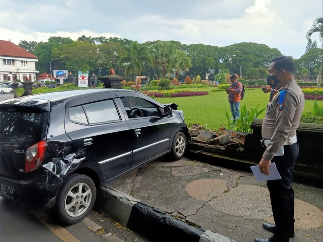 Kerusakan yang terjadi pada tembok pembatas Taman Bundaran Tugu Kota Malang. Foto: M Sholeh
