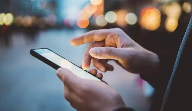 Ilustrasi Memainkan Smartphone (Sumber: Pixabay)