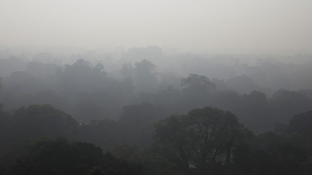 Gedung-gedung terlihat diselimuti kabut asap di New Delhi, India, Selasa (16/11). Foto: Anushree Fadnavis/REUTERS