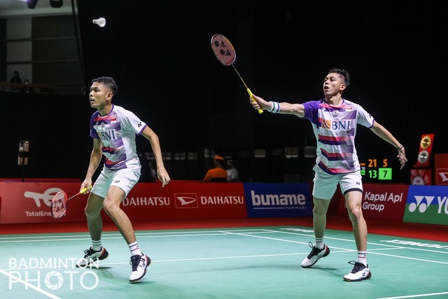 Ganda putra Indonesia Fajar Alfian dan Muhammad Rian Ardianto pada Indonesia Masters 2021 di Bali International Convention Center, Bali, Selasa (16/11). Foto: Erika Sawauchi/Badmintonphoto/BWF