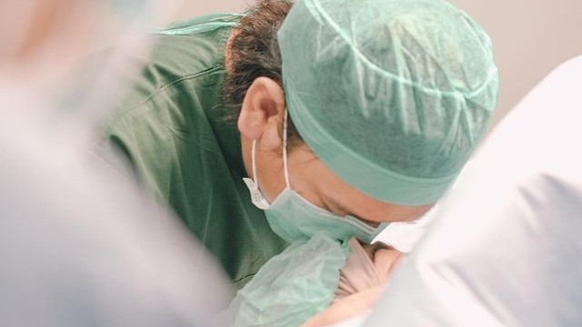 Istri Natta Reza, Wardah Maulina, melahirkan anak pertama. Foto: Nafas Pertama via Instagram/@natta_reza