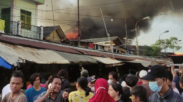 Kebakaran rumah di Koja, Jakarta Utara, Selasa (16/11). Foto: Damkar DKI Jakarta