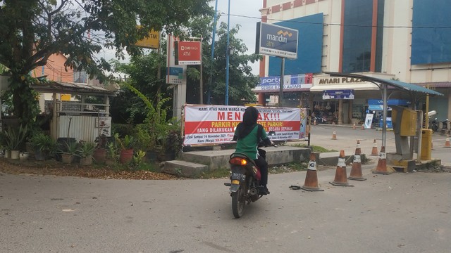 Spanduk menolak parkir khusus di pintu gerbang masuk Mal Aviari Batam. Foto: Zalfirega/kepripedia.com.