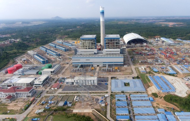 Foto udara progres pembangunan Pembangkit Listrik Tenaga Uap (PLTU) Sumsel 8 di Tanjung Lalang, Tanjung Agung, Muara Enim, Sumatera Selatan, Selasa (16/11/2021). Foto: Nova Wahyudi/Antara Foto