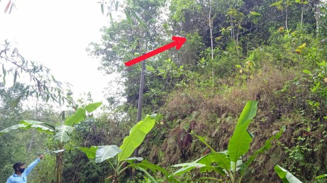 Batu besar yang sewaktu-waktu bisa longsor dan menimpa rumah warga di bawahnya. Foto: istimewa