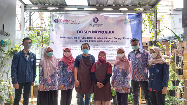 Dosen Sekolah Vokasi IPB University Berikan Pelatihan CPPB-IRT dan Halal di Industri Rumah Tangga Pangan di Sisuka Snack, Cake and Cookies Kota Bogor