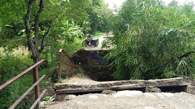Jembatan penghubung di Desa Kesongo, Kecamaan Kedungadem, Kabupten Bojonegoro, yang putus akibat diterjang banjir. Selasa (16/11/2021). (foto: dok istimewa)