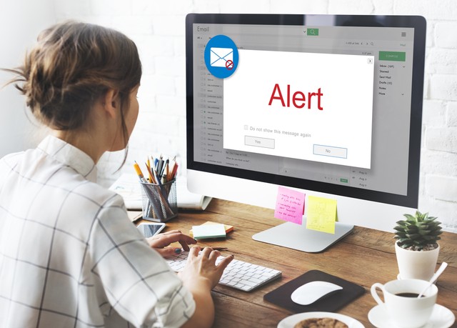 Ilustrasi penipuan lewat email palsu. Foto: Shutterstock.