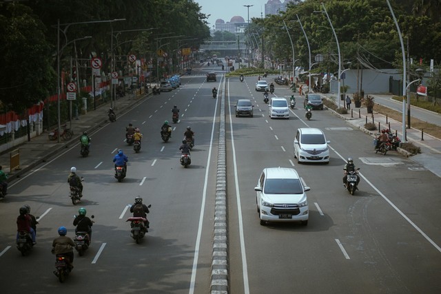 Aktivitas masyarakat menggunakan kendaraan bermotor di jalan raya di Jakarta saat masa perpanjangan PPKM Level 3, Kamis (2/9/2021). Foto: Jamal Ramadhan/kumparan