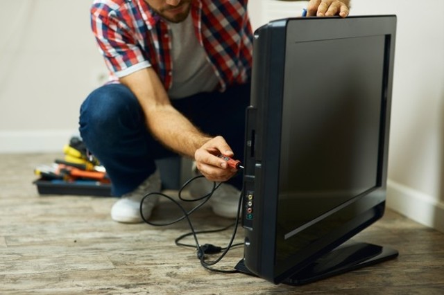 Ilustrasi reparasi TV (Foto: freepik.com)