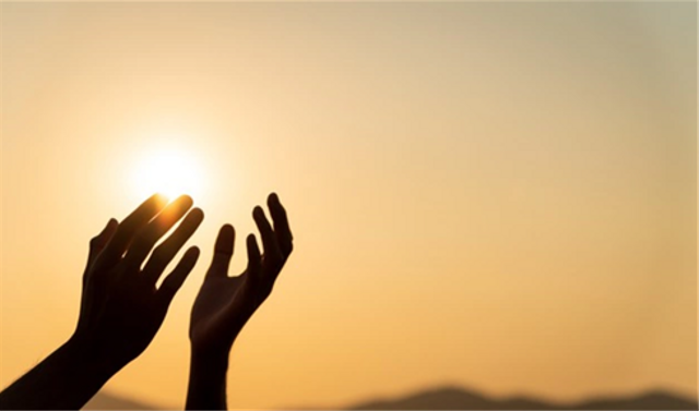 Ilustrasi orang tua berdoa agar anaknya pintar dan tidak nakal. Sumber: www.freepik.com