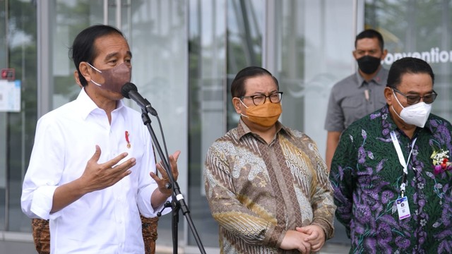 Presiden Joko Widodo saat meninjau pameran GIIAS 2021 di Indonesia Convention Exhibition (ICE) BSD City, Tangerang, Rabu (17/11). Foto: Lukas/Biro Pers Sekretariat Presiden