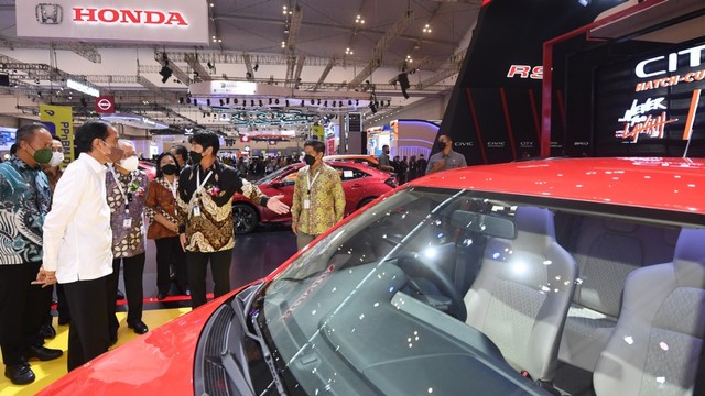 Presiden Joko Widodo meninjau pameran GAIKINDO Indonesia International Auto Show (GIIAS) 2021 di Indonesia Convention Exhibition (ICE) BSD City, Tangerang, Rabu (17/11). Foto: Lukas/Biro Pers Sekretariat Presiden