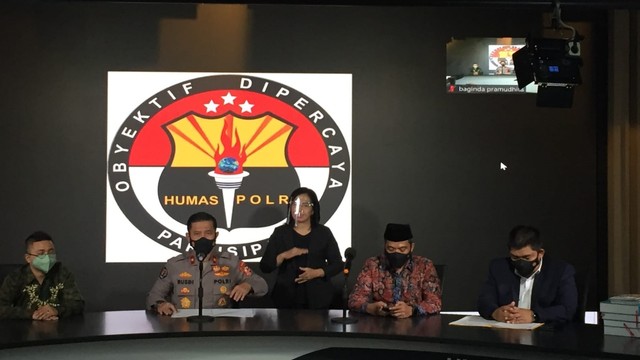 Konferensi pers penangkapan 3 orang terduga aksi terorisme di Mabes Polri, Jakarta, Rabu (17/11). Foto: Jonathan Devin/kumparan