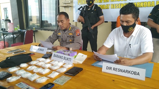 Polda Sulawesi Barat merilis pengungkapan sabu seberat 1 kilogram yang ditaksir seharga Rp 1 miliar. Foto: Awal Dion/SulbarKini