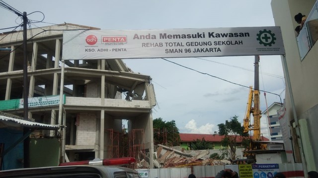 Tembok bangunan di SMAN 96 di Cengkareng Timur, Jakarta Barat, runtuh, Rabu (17/11). Foto: Dok. Istimewa