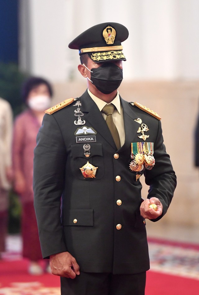 Jenderal TNI Andika Perkasa saat dilantik sebagai Panglima TNI oleh Presiden Joko Widodo di Istana Negara, Jakarta, Rabu (17/11/2021). Foto: Lukas/Biro Pers Sekretariat Presiden