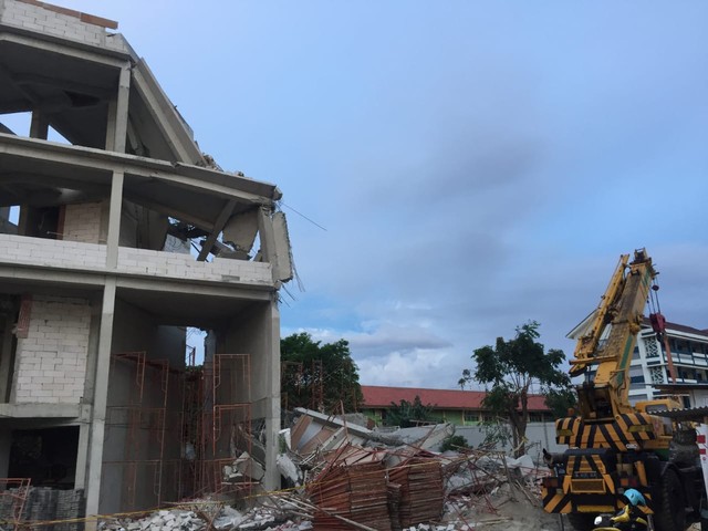 Kondisi tembok gedung SMAN 96 Jakarta yang roboh, Rabu (17/11). Foto: Jonathan Devin/kumparan