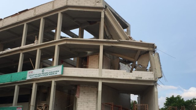 Kondisi tembok gedung SMAN 96 Jakarta yang roboh, Rabu (17/11). Foto: Jonathan Devin/kumparan