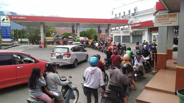 Antrean pengendara motor maupun mobil di SPBU Jalan Kartini, Kota Palu. Foto: Miftahul