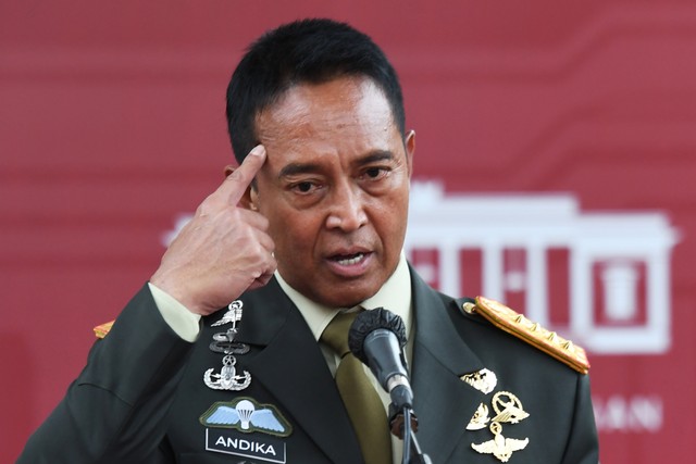 Panglima TNI Jenderal TNI Andika Perkasa memberikan keterangan pers usai dilantik menjadi Panglima TNI di area Istana Kepresidenan, Jakarta, Rabu (17/11/2021). Foto: Hafidz Mubarak A/ANTARA FOTO