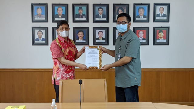 Gambar 1. Penyerahan MoU antara ITERA dan Badan Geologi