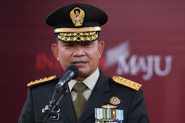 Kepala Staf Angkatan Darat (KSAD) Jenderal TNI Dudung Abdurachman memberikan keterangan pers usai pelantikan di Istana Kepresidenan, Jakarta, Rabu (17/11/2021). Foto: Hafidz Mubarak A/ANTARA FOTO