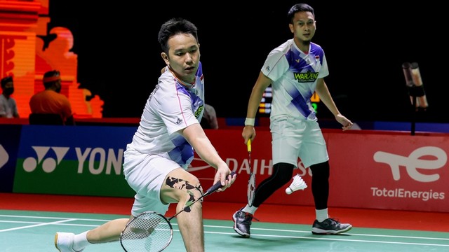 Ganda putra Indonesia Mohammad Ahsan dan Hendra Setiawan pada Indonesia Masters 2021 di Bali International Convention Center, Bali, Rabu (17/11). Foto: Raphael Sachetat/Badmintonphoto/BWF